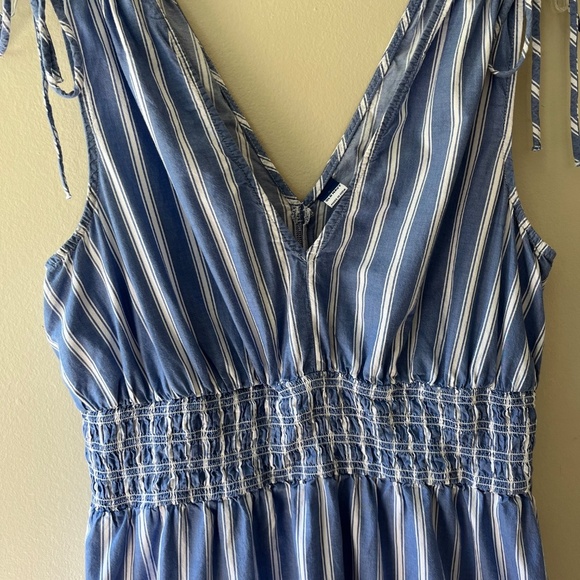 Old Navy Sz L Blue V Neck Stretch Tank Maxi Flare Dress Tie Shoulder Smocked - Picture 4 of 9